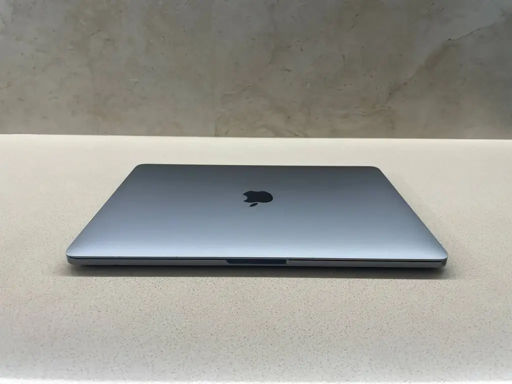 💻 Продам MacBook Pro 13″ (2017), 8 ГБ оперативной памяти, SSD на 256 ГБ.