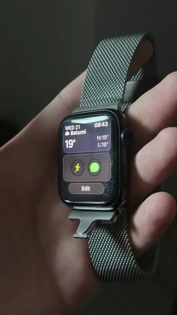 Apple Watch SE (2) с царапиной на стекле