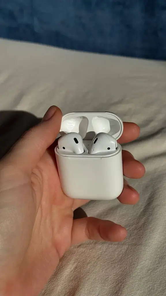 Продам AirPods второго поколения!