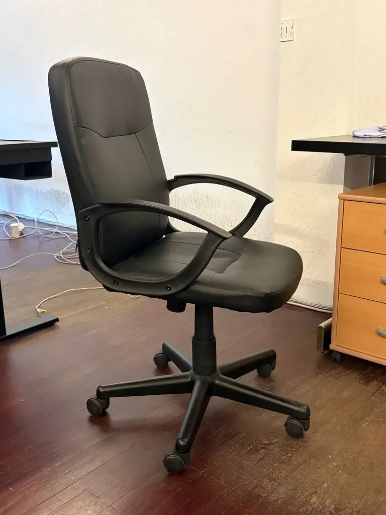 В связи с переездом офиса продается: