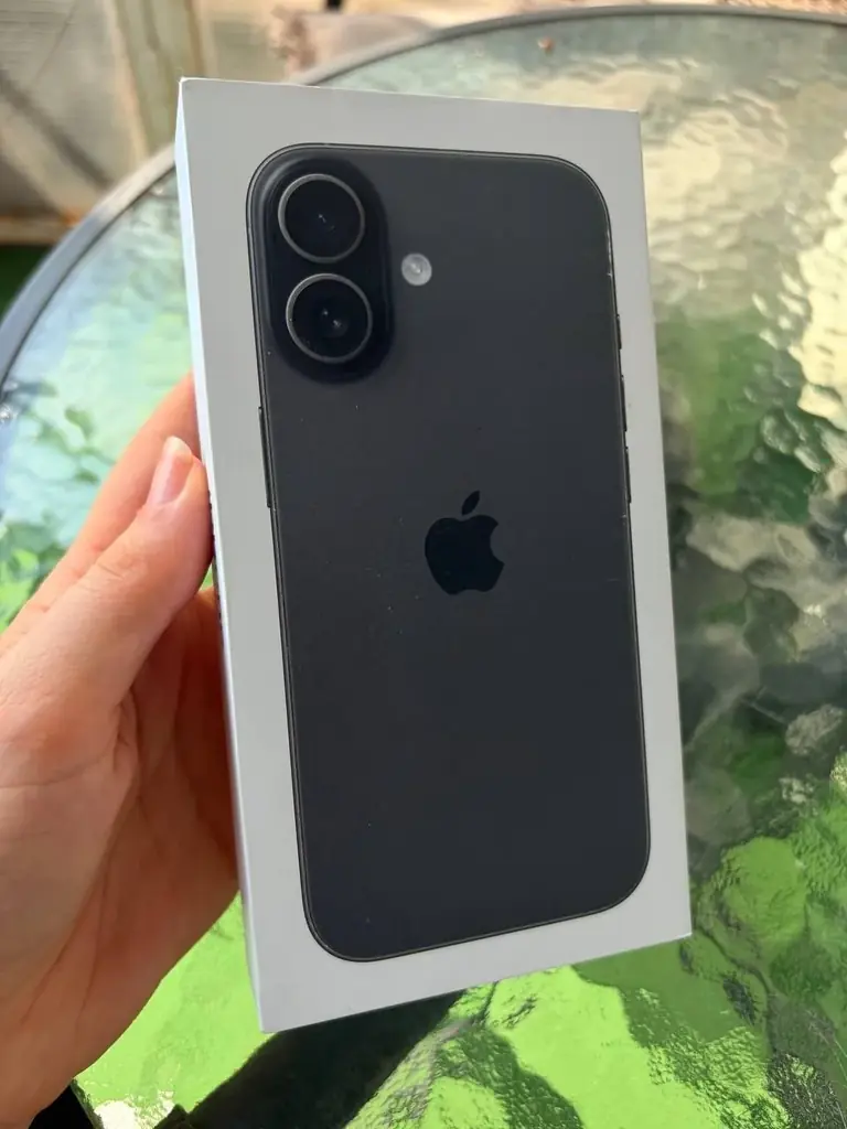 Продам совершенно новый iPhone 17