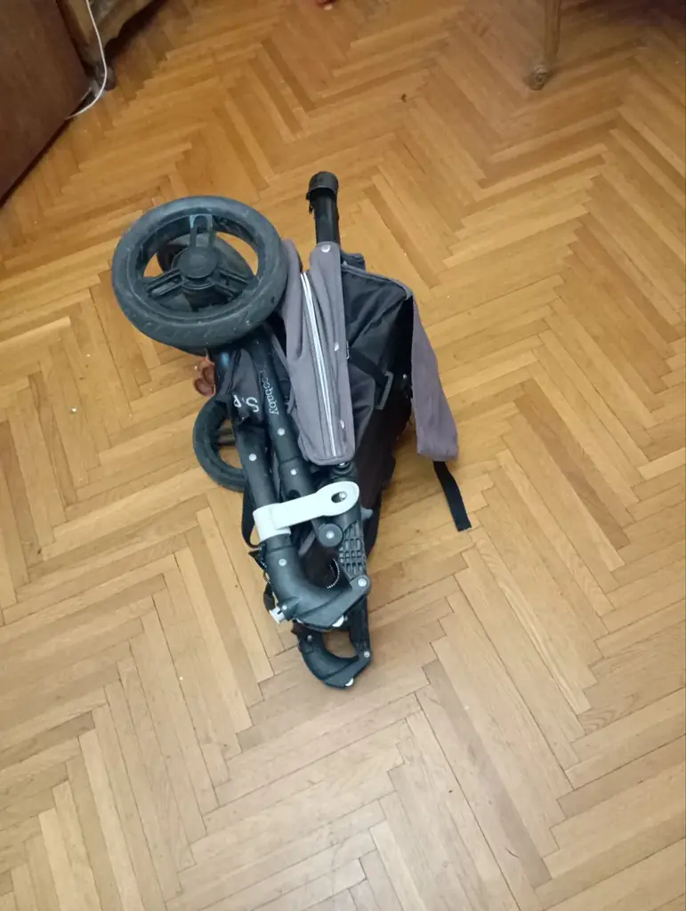 Продаю коляску Valco Baby. Есть потертости, но по функционалу все работает. Складная, не очень тяже…