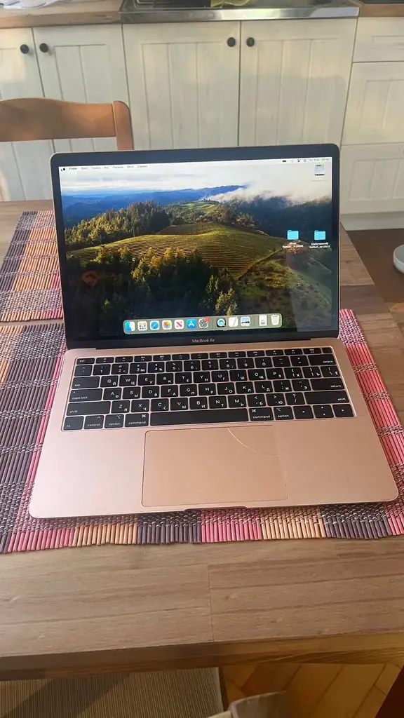 MacBook Air 2019 - 150€ повидавший жизнь, но рабочий! Диск на 256, характеристики на фото. Из следо…