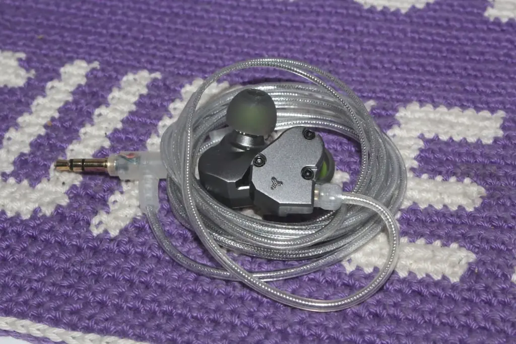 Продам наушники IEM - внутриканальные: