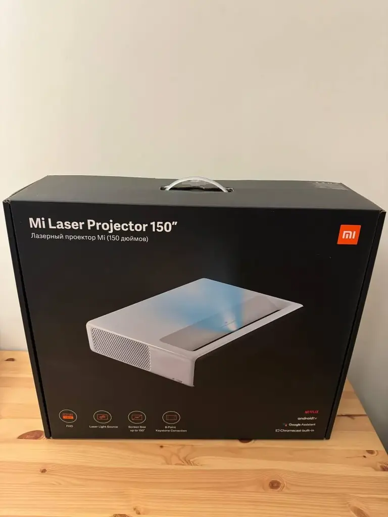 Ультракороткофокусный проектор Mi Laser 150" (экран до 150" с расстояния ~20–50 см от стены).