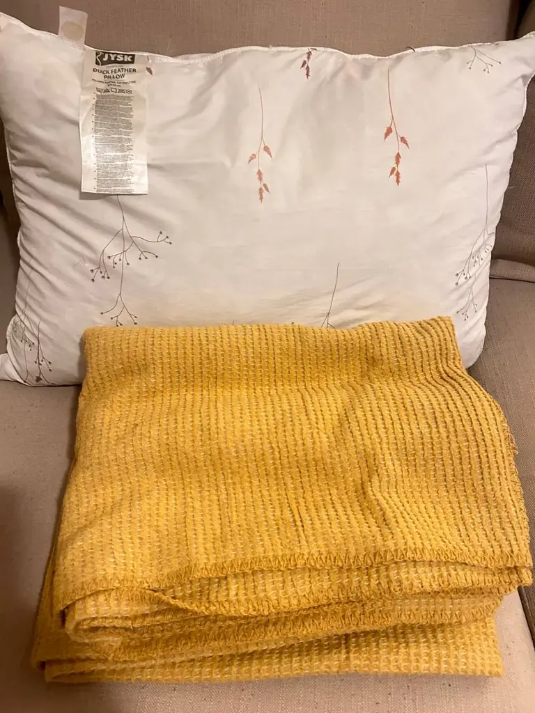 Продам комплект: подушка JYSK + плед-пике 🛋️✨