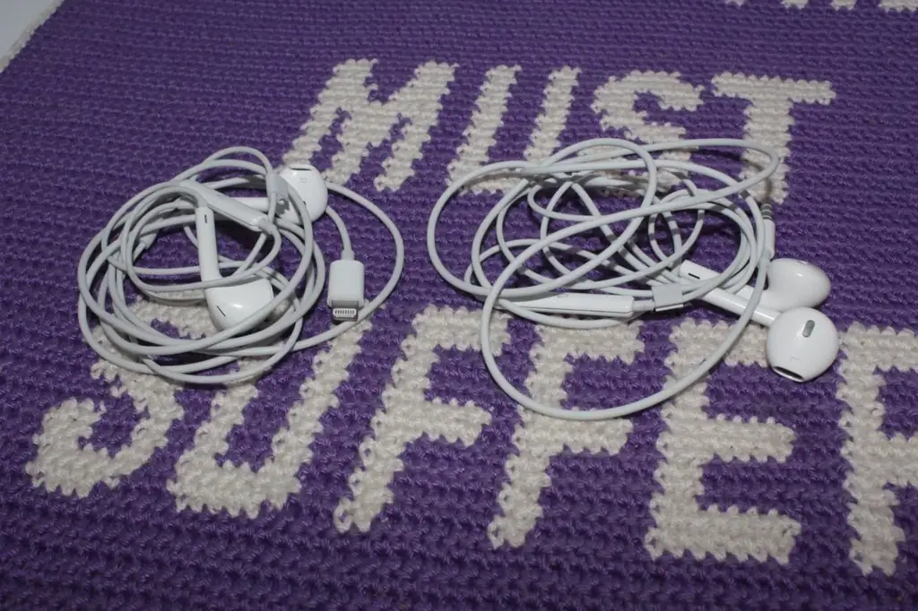 Продам яблоки. Обычные проводные оригиналы Apple earpods lightning и 3.5