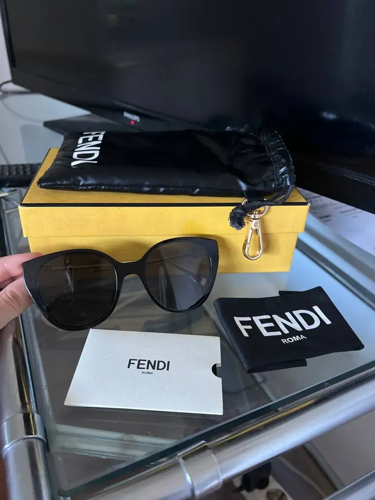 ПРОДАМ срочно новые солнечные очки FENDI, полный комплект, отличное состояние :)