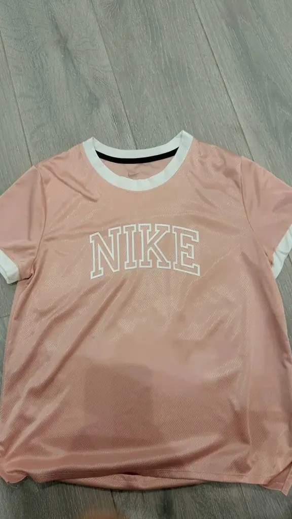 Продается светло-розовая женская футболка Nike с белым круглым воротником