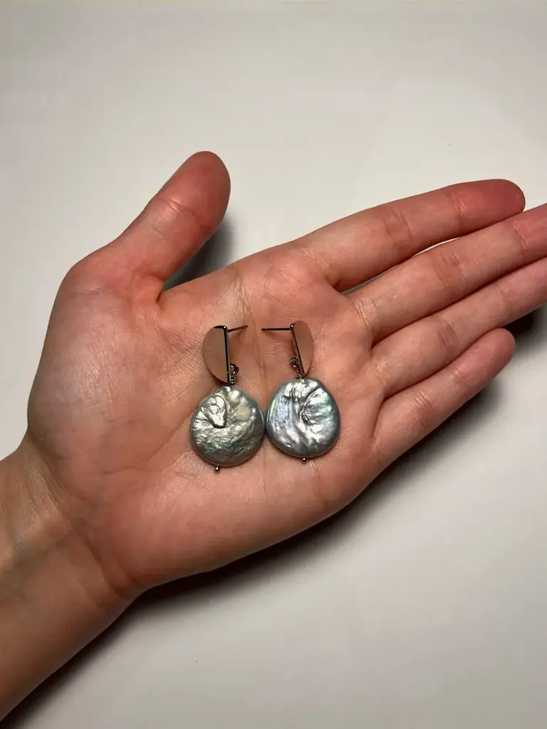 Серьги в стиле барокко, натуральный жемчуг (серебристый перламутр), металл - латунь. Диаметр жемчуг…