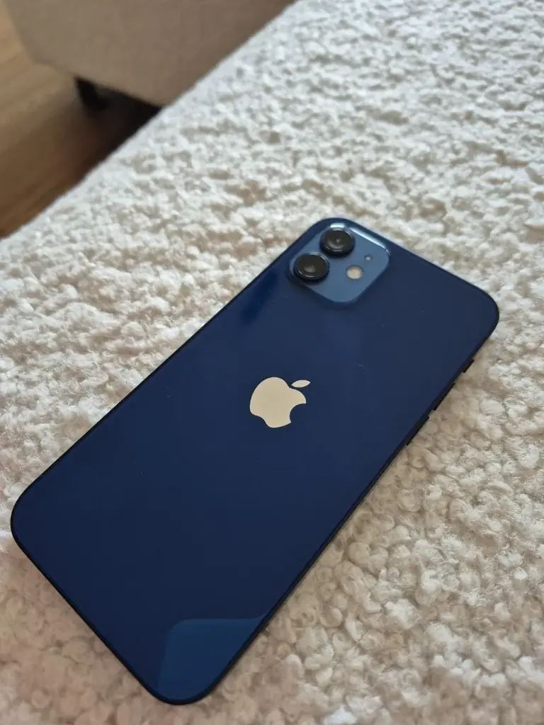 Продам iPhone 12, 128 GB. Емкость аккумулятора — 72%.
