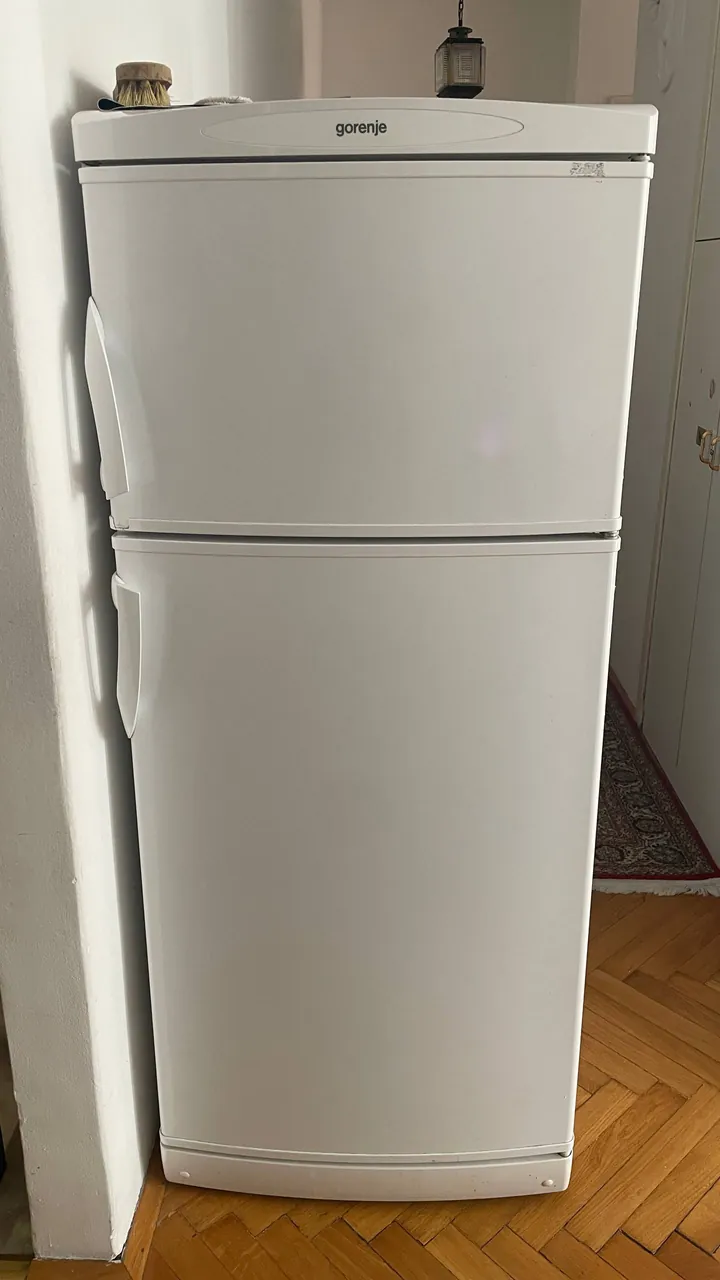 Холодильник Gorenje с верхней морозильной камерой. В нормальном рабочем состоянии. Продается в связ…