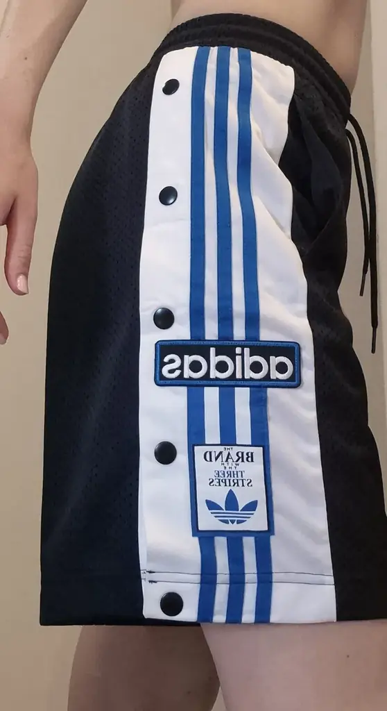 Шорты Adidas original в идеальном состоянии.