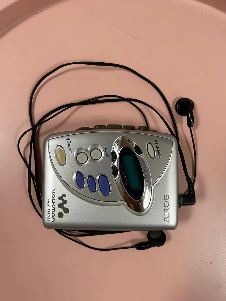 Продам кассетный плеер с цифровым FM/AM-тюнером Sony Walkman WM-FX277 2500 динар Белград