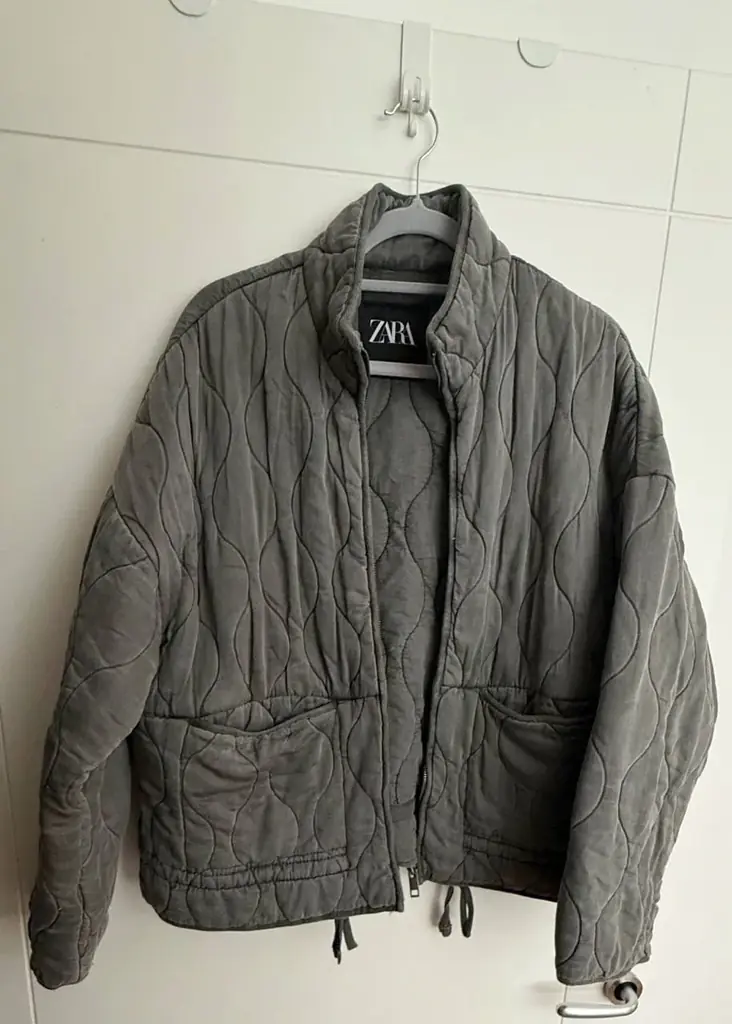 Продаю стеганную куртку Zara. Внешняя стёжка - очень приятный мягкий хлопок.
