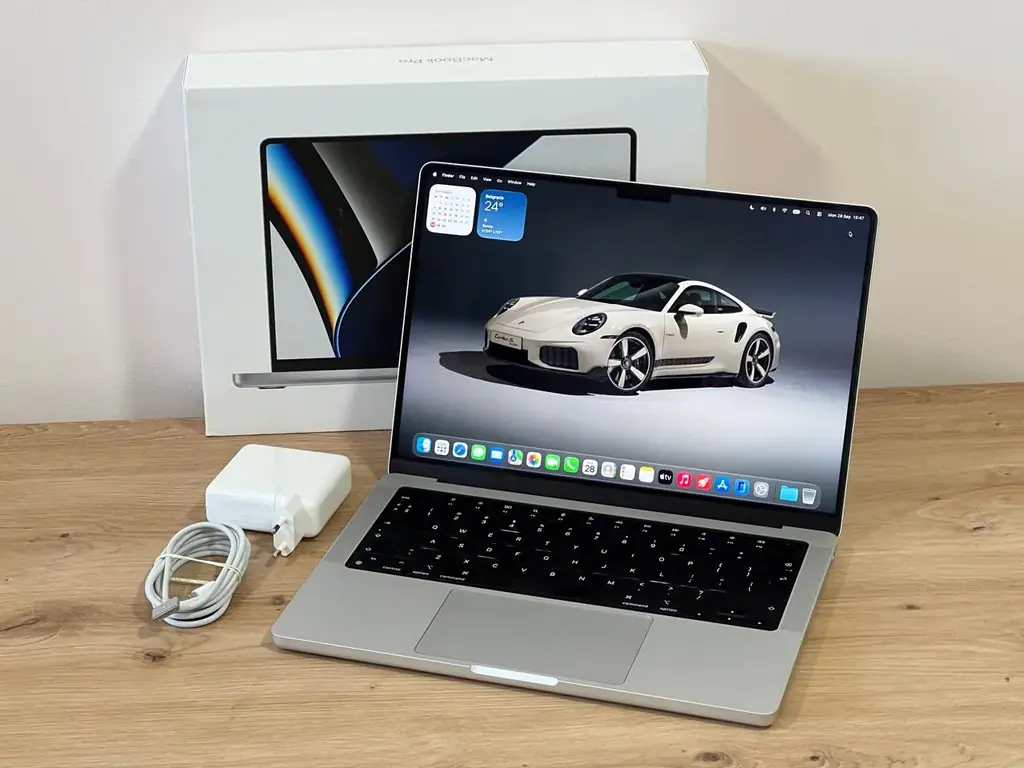 На продажу 4 ноутбука Apple
