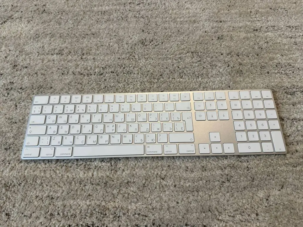 Apple Magic Keyboard с цифровым блоком — RU/EN