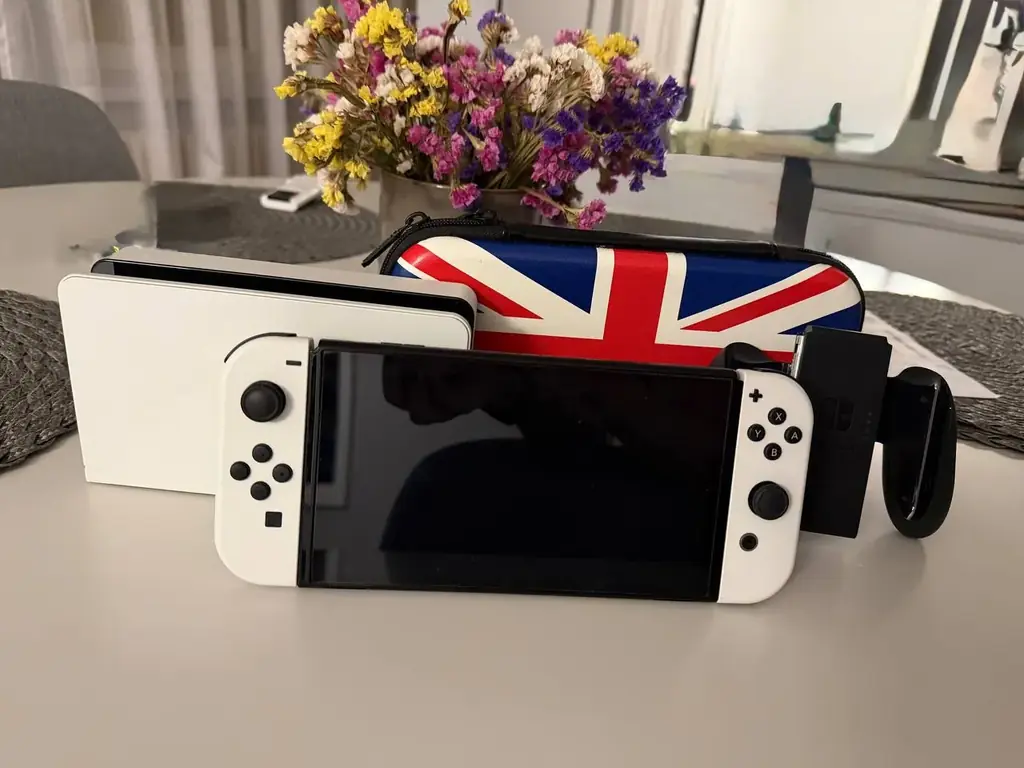 🎮 Nintendo Switch OLED White — Идеальное состояние, полный комплект, почти не использовалась!
