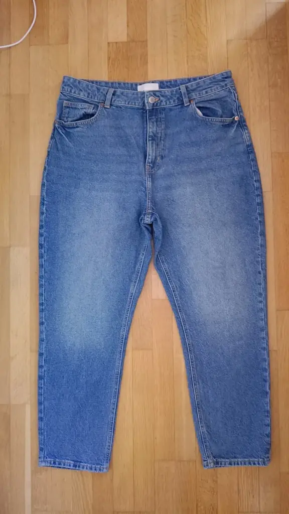 1) Джинсы Mom fit 44 евр. мало б/у - 800 динар
