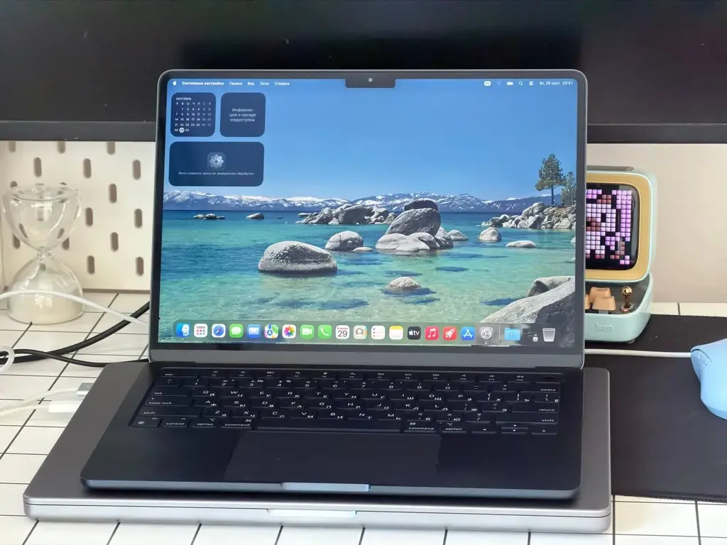 MacBook Air M2 8/256 GB.