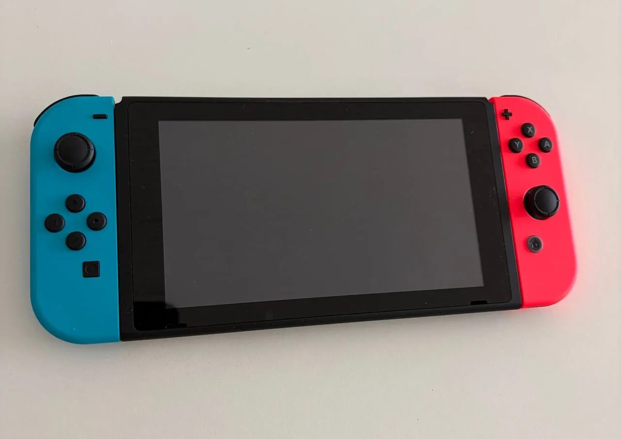 Продаю Nintendo Switch в отличном состоянии.