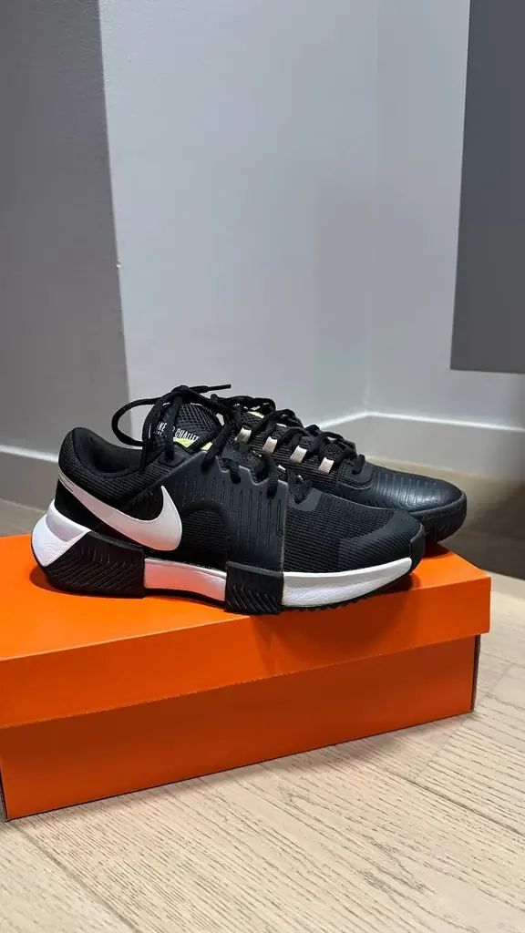 Продам оригинальные кроссовки Nike для тенниса.