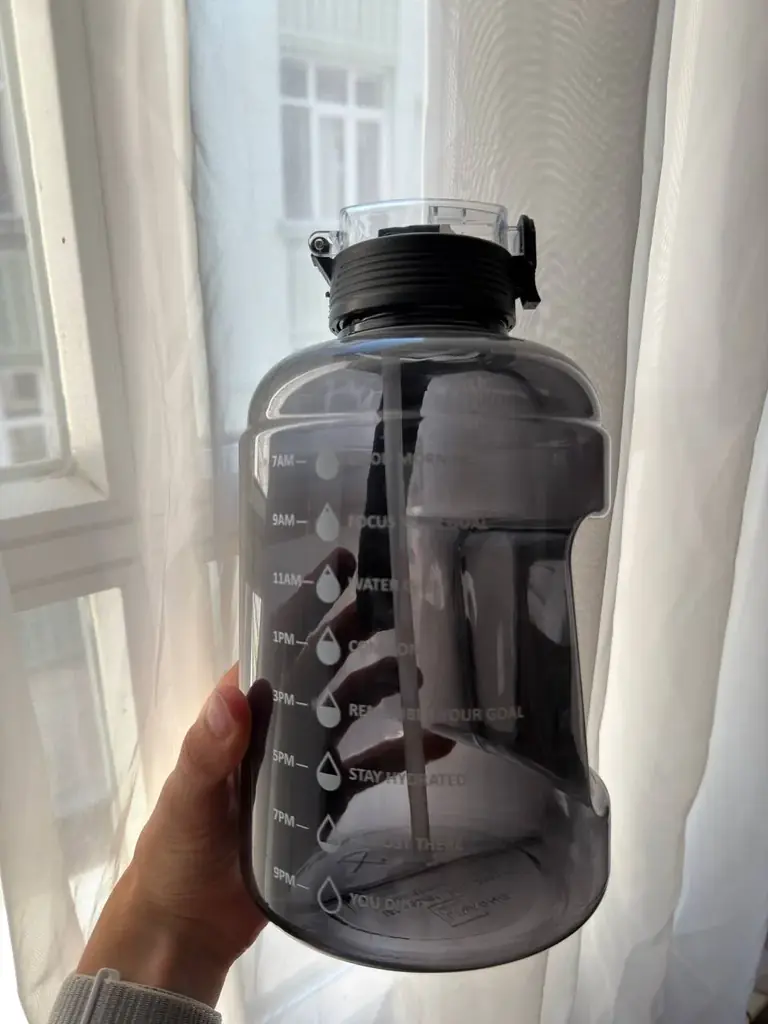 Продаю многоразовую бутылку для воды объёмом 2 литра