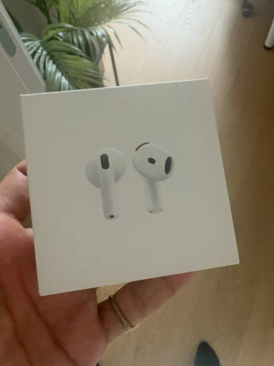 Продаю новые, запечатанные AirPods 4.