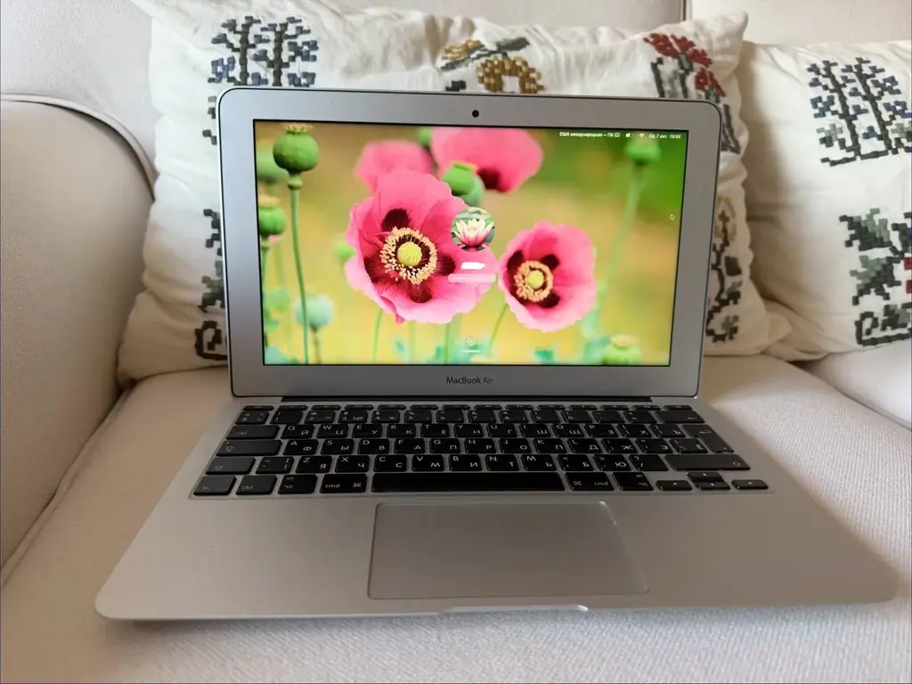 MacBook Air 11″ Early 2015 — i5 / 4 GB RAM / SSD 256 GB