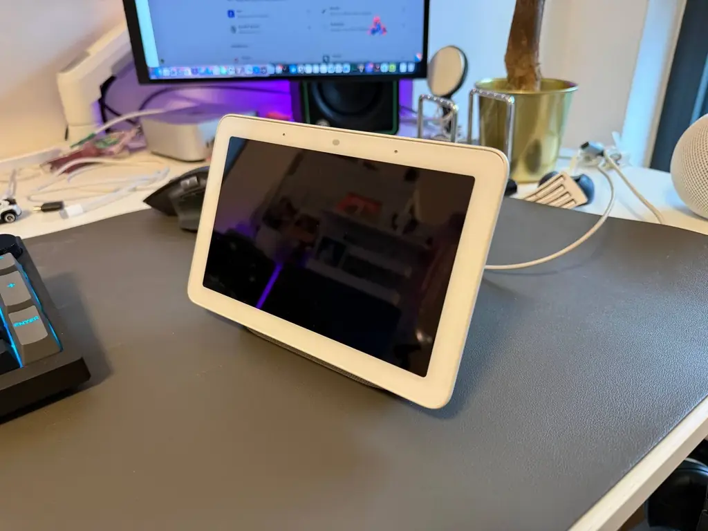 Продам Google Home Hub 1-го поколения — 50 €.