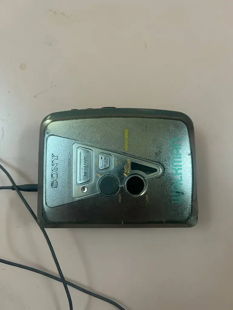 продам плеер Sony Walkman WM-EX382 . на крышки трещина и нет одной крутилки. работает отлично . 120…