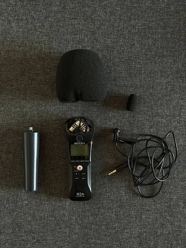 Продам Zoom H1n + петличный микрофон за 50 евро и видеосвет Zhiyun FIVERAY F100 за 100 евро