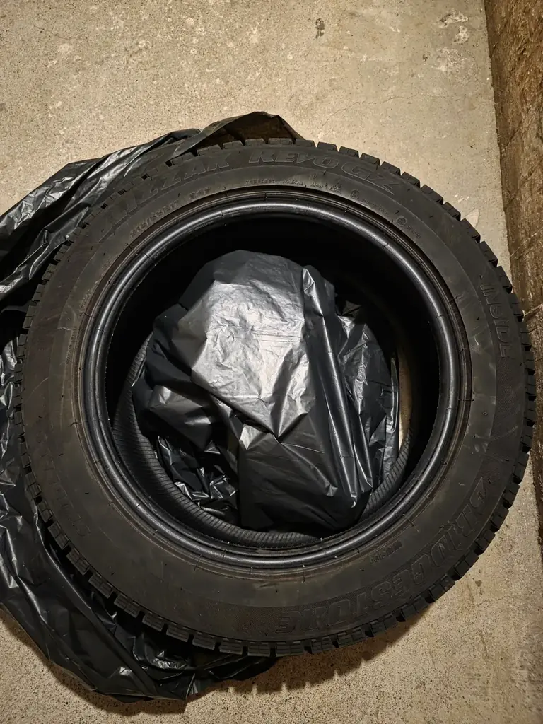 Продам комплект (4 шт.) зимних шин Bridgestone Blizzak Revo GZ (215/55 R17 94S)