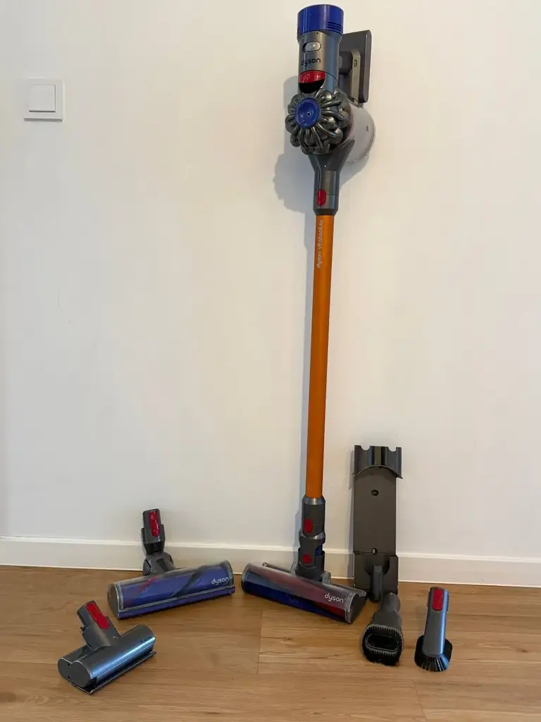 Продаю аккумуляторный пылесос Dyson V8 Absolut в отличном состоянии.