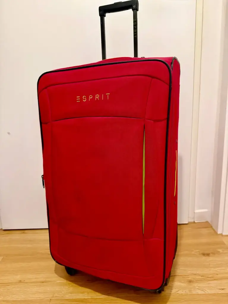 Продаю большой, очень легкий чемодан Espirit в рабочем состоянии, на 4 колесах. Размер 71х50.