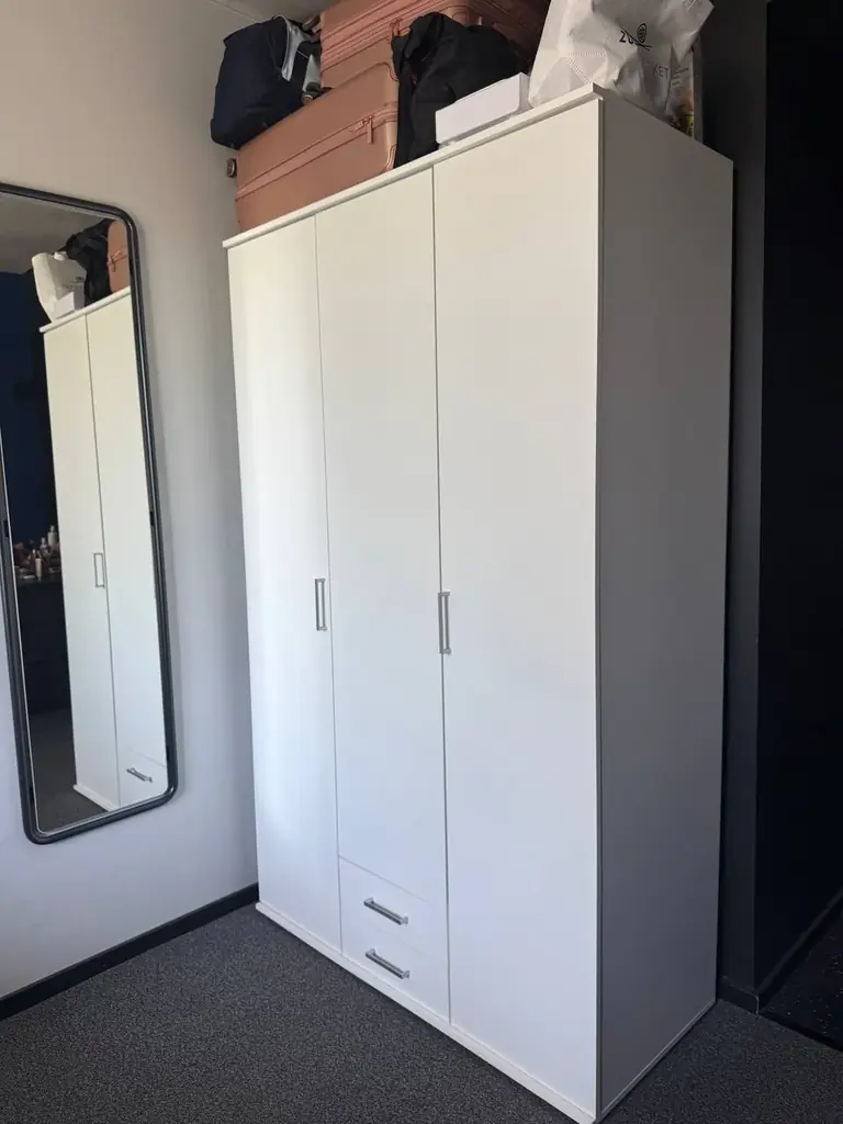 Продам шафу та комод. Меблі у чудовому стані, чисті, доглянуті,