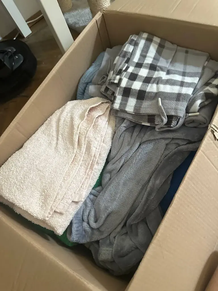 Продам коробку женских вещей, 15 евро