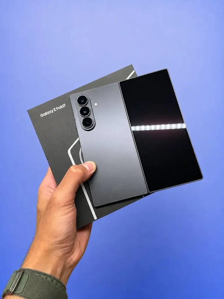 Продам Samsung Z Flip 7 у топовому стані — виглядає так, ніби його щойно розпакували.