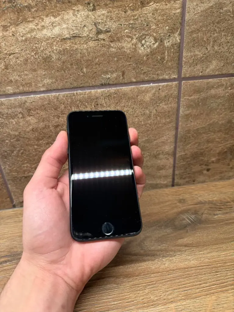 Продам iPhone SE 64 ГБ.