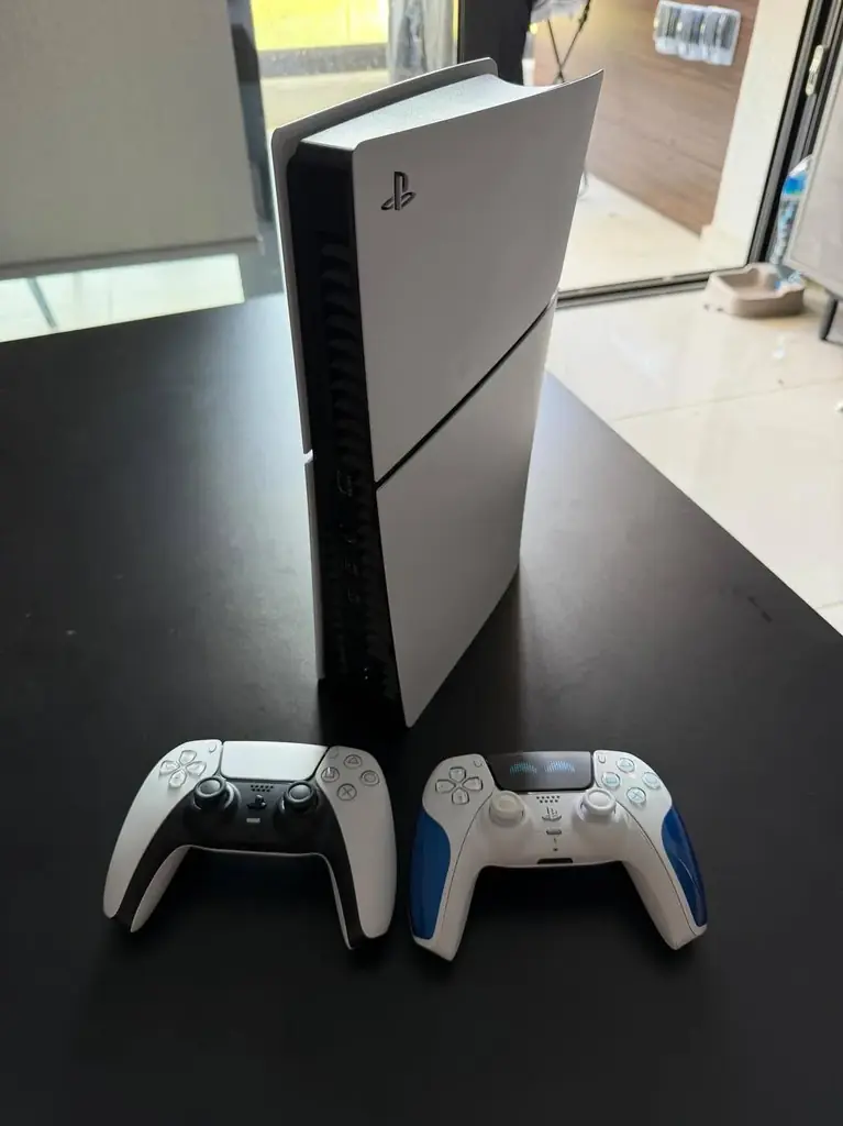 Продам Ps5 в новом состоянии,два пульта,один лимитированы 450€,торг +