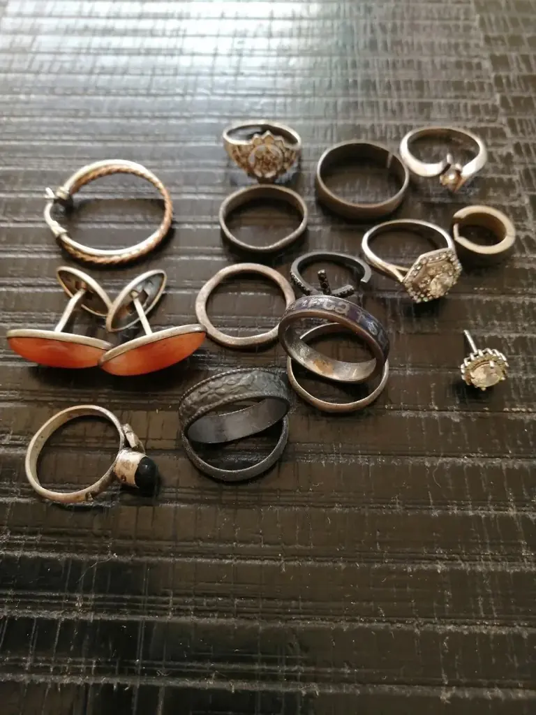 Продам серебряные изделия. Серебро 925 пробы. Серебряные украшения: кольца, серьги, запонки. 3€ за …