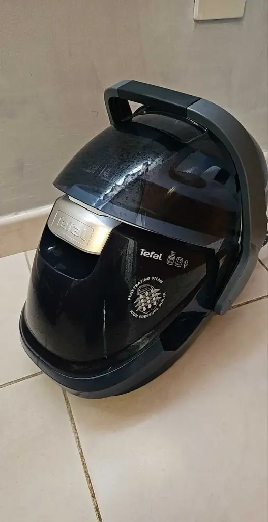 All household appliances are in good condition and include a 1-year warranty.