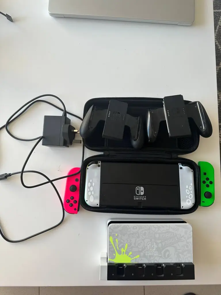 Продаю прошитый (все игры бесплатные) Nintendo Switch OLED в лимитной расцветке в хорошем состоянии…