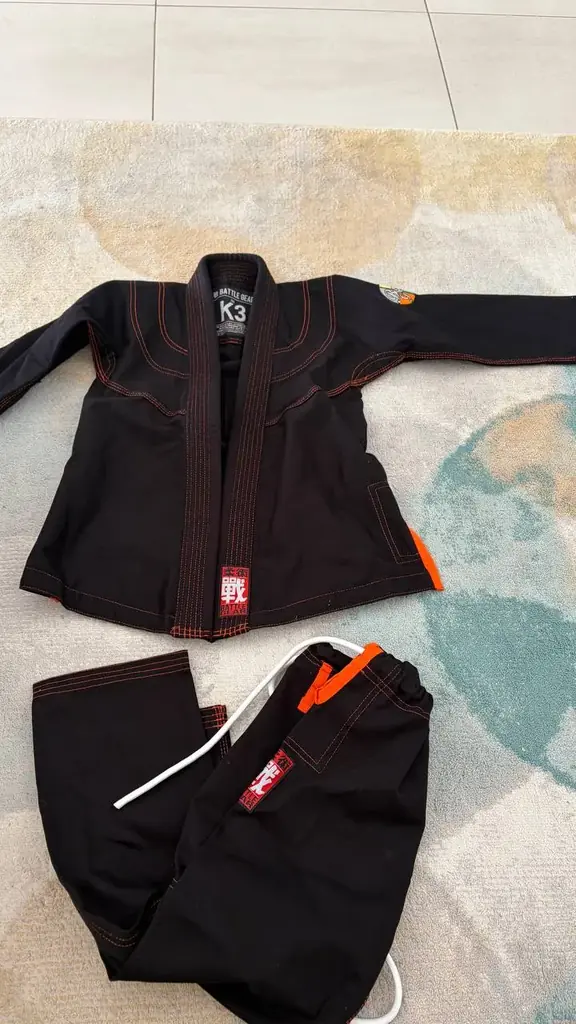 Кимоно черное (новое!) для  джиу джитсу Battle Gear. Размер К3, на рост 134см. Цена 45€.