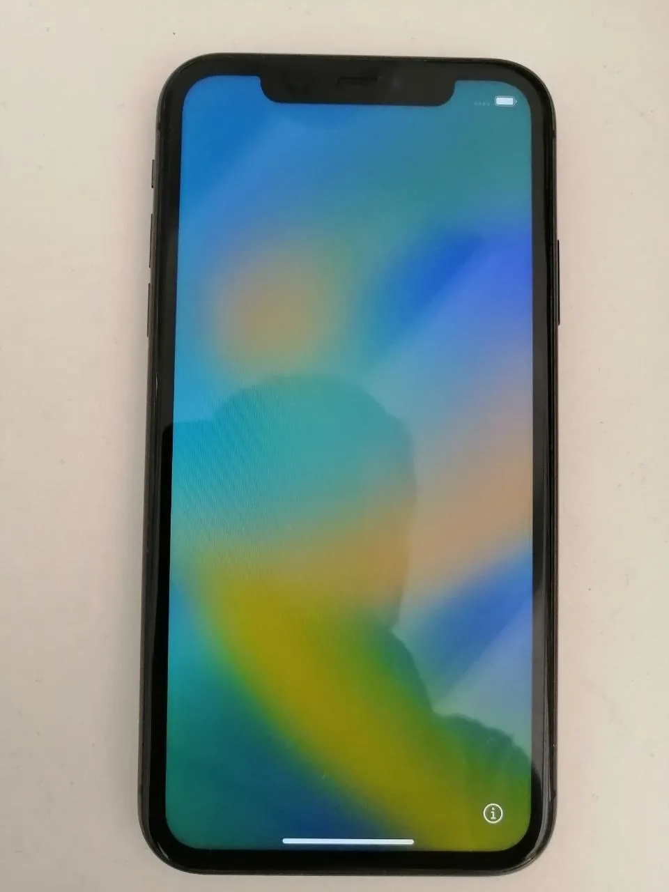 Iphone 11, защитные стекла и много чехлов к нему.