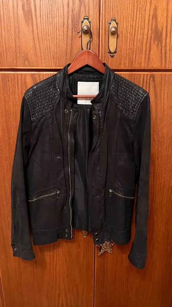 Мужская куртка из натуральной кожи Zara. Размер М. €40.Лимассол