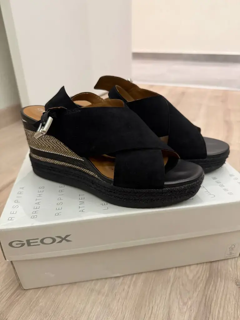 Продам летние босоножки на танкетке Geox