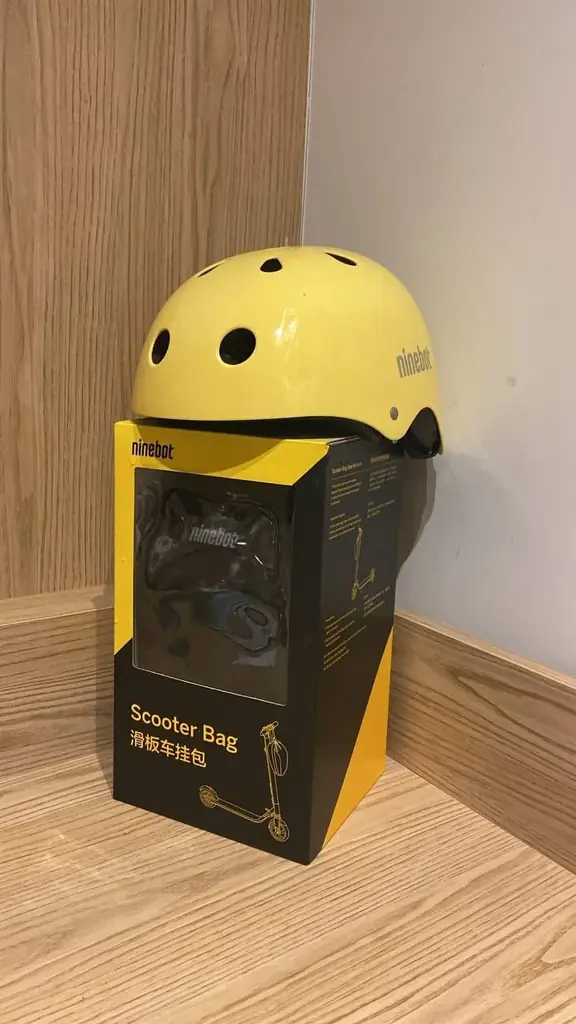 Шлем+зарядка+scooter bag на Ninebot D28 новое