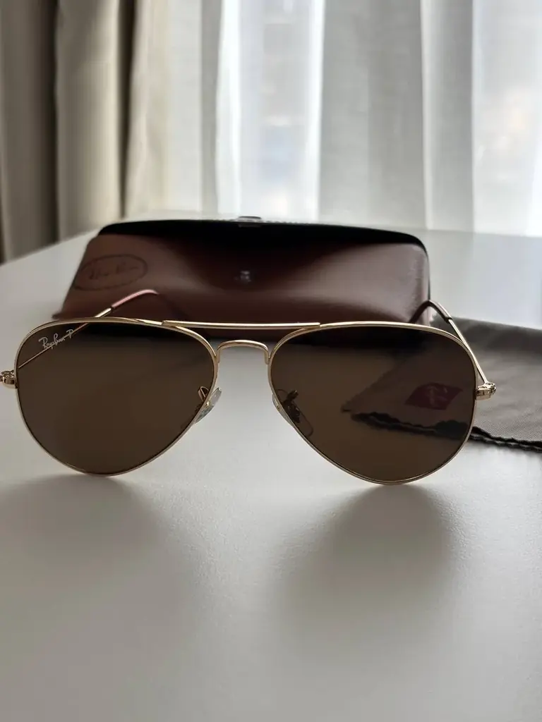 Оригинальные солнцезащитные очки Ray-Ban Aviator.