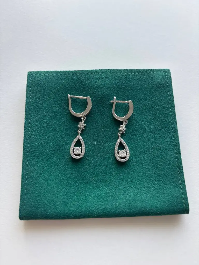 Продаю серебряные серьги 925 пробы с декоративными камнями.